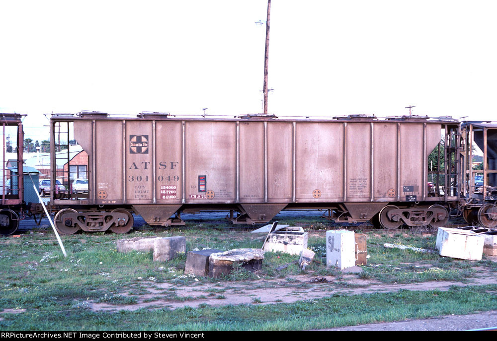 Santa Fe covered hopper ATSF #301049